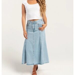 Levi's Women's Size 28 Midi  Rise Fit Flare Denim Skirt Light Blue 100 % Cotton